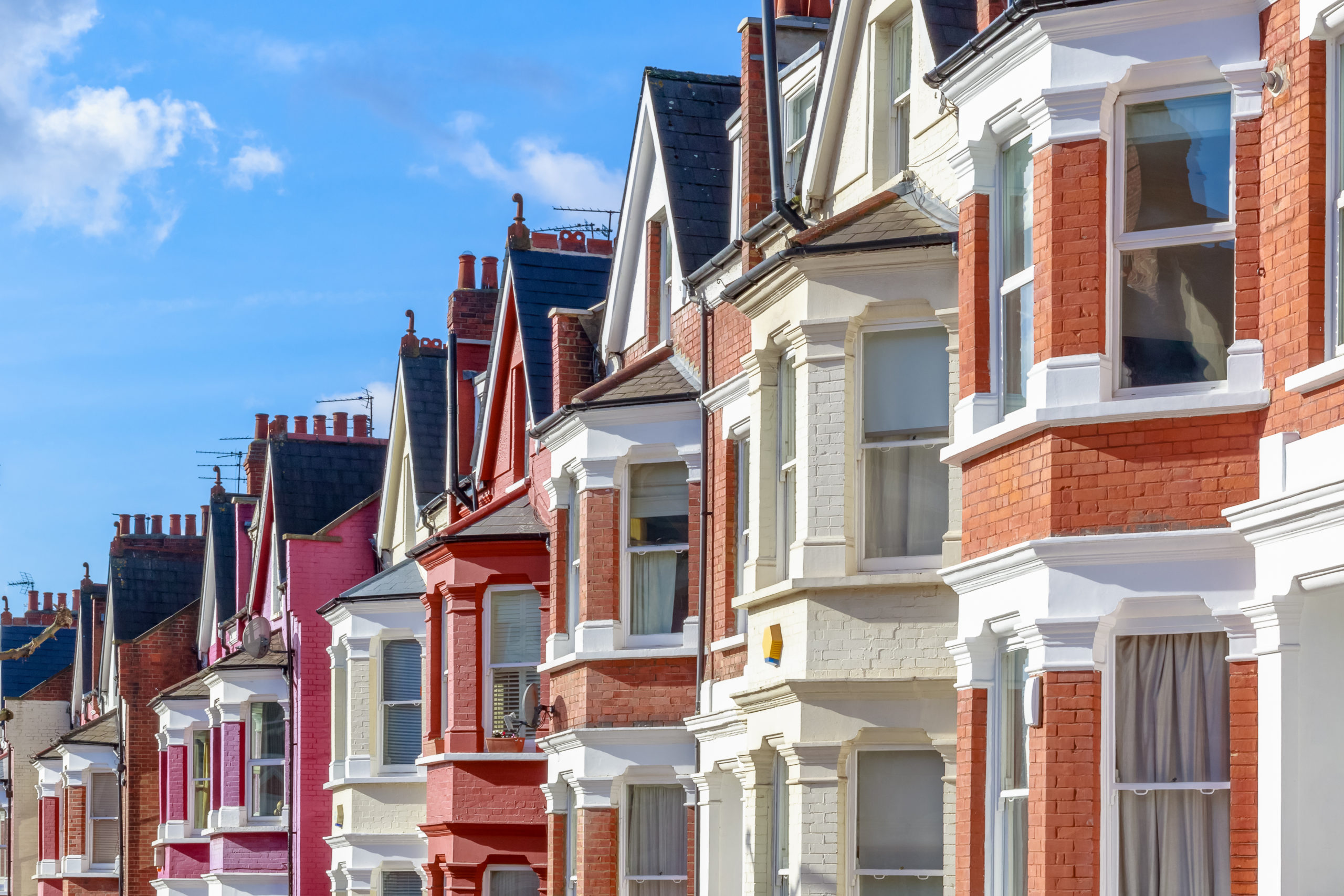 Improving energy efficiency in the UK: Navigating opportunities and challenges in the UK housing sector
